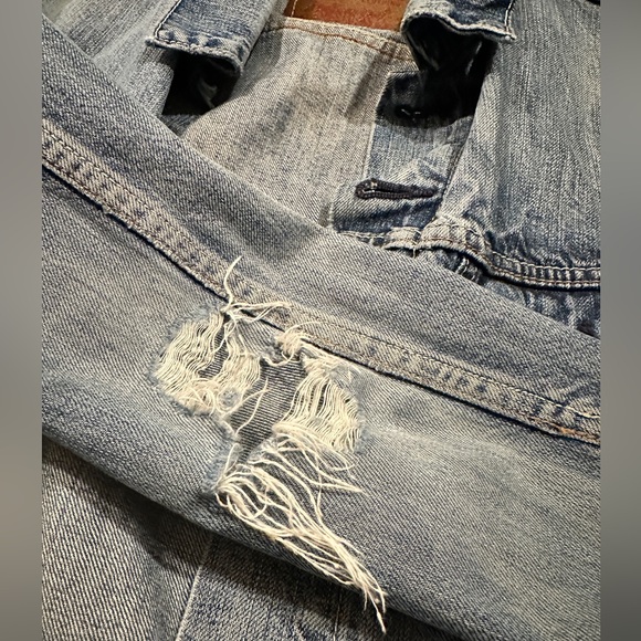 SOLD **Perfectly Distressed Levi’s Jean Jacket** Around M/L can see the size - Picture 7 of 13